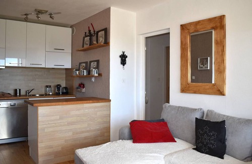 Pyrenees 2000 Apartment | Renovated 2-room cabin apartment near slopes with south-facing balcony
