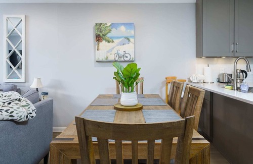 Folly Field Apartment | Renovated 2/2 Beach Condo w/Tennis Views!