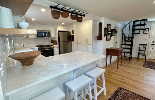 Nantucket Town House | Renovated 2024, Blocks From the Inner Harbor/Downtown - King, Twins, Pull out.