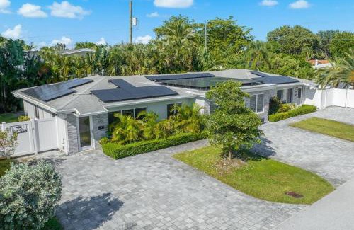 Coral Ridge Apartment | Renovated + 2MI from Beach + Heated Pool +Grill