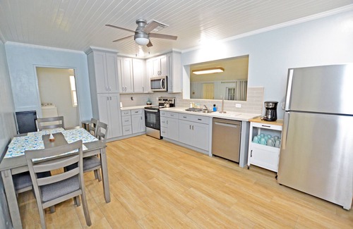 Spanish Wells House | Renovated 3 bedrooms/2 bath. 2-minute walk to the beach!