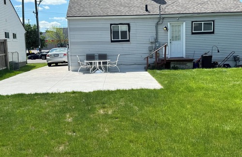 Berkley House | Renovated 3 bedrooms 4 beds 2.5 miles from Beaumont