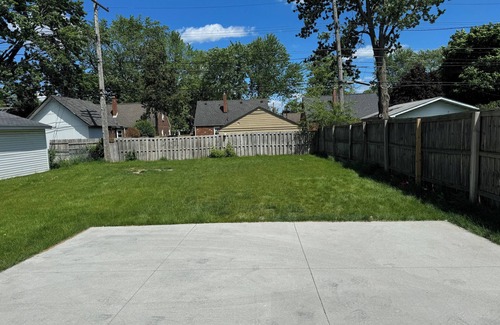 Berkley House | Renovated 3 bedrooms 4 beds 2.5 miles from Beaumont