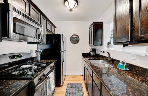 Westfield Condo | Renovated 3BA/2BD Condo 2 Miles from Downtown