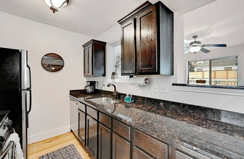 Westfield Condo | Renovated 3BA/2BD Condo 2 Miles from Downtown