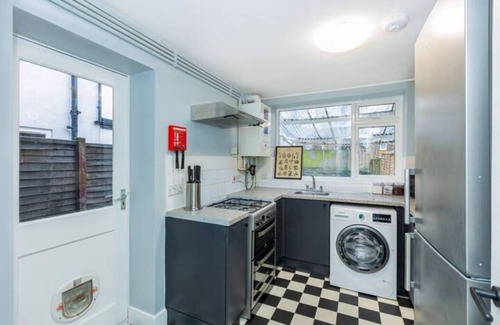 Stratford Condo | Renovated 3BR w/garden in Stratford, 1min to Train