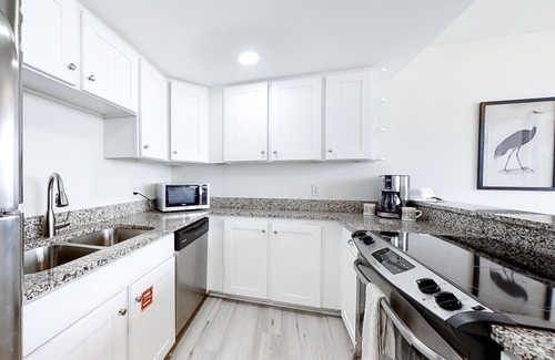 Fernandina Beach Condo | Renovated 3rd-floor condo with oceanfront balcony, AC & outdoor pool