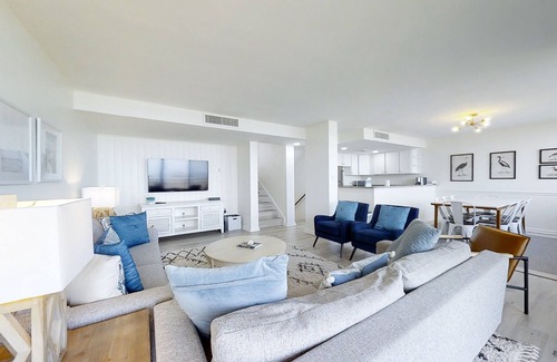 Fernandina Beach Condo | Renovated 3rd-floor condo with oceanfront balcony, AC & outdoor pool