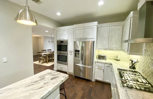Houston House | Renovated 4 Bedroom + Study, 3.5 Bath Private Home Fully-furnished near MDA, TMC