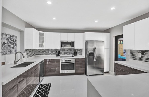 South Lake House | Renovated 5 BR Home with Amazing Pool!