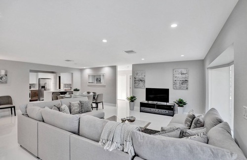 South Lake House | Renovated 5 BR Home with Amazing Pool!