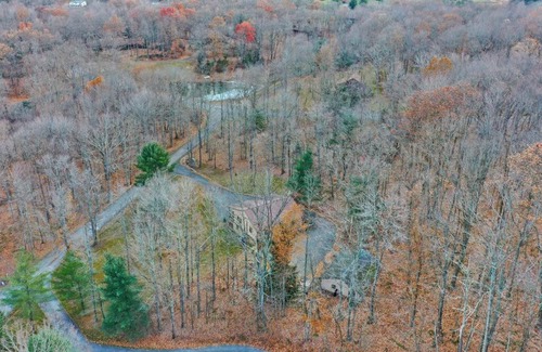 McHenry House | Renovated*5 Minutes to Wisp*Fast Wi-Fi*Hot Tub