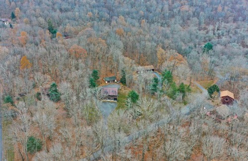 McHenry House | Renovated*5 Minutes to Wisp*Fast Wi-Fi*Hot Tub