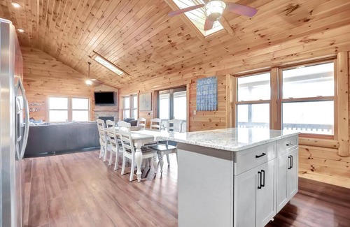 McHenry House | Renovated*5 Minutes to Wisp*Fast Wi-Fi*Hot Tub