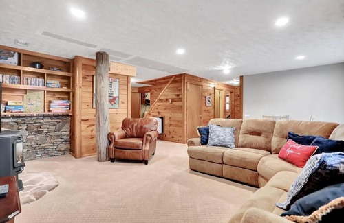 McHenry House | Renovated*5 Minutes to Wisp*Fast Wi-Fi*Hot Tub