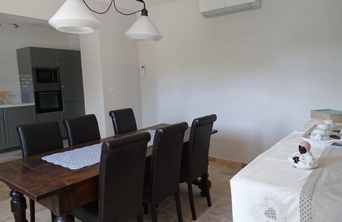 Valreas House | renovated and comfortable house in a Provencal farmhouse, surrounded by vineyards