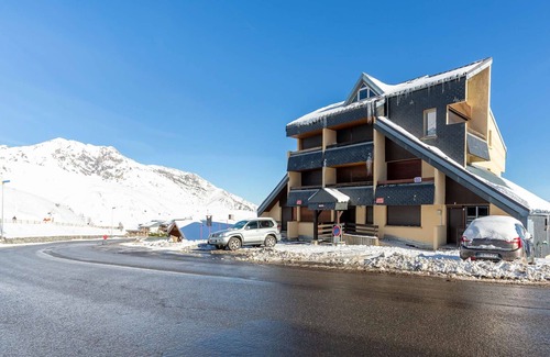 Espiaube Apartment | Renovated Apartment for 5, Close to Slopes and Ski School, Stunning Mountain Views