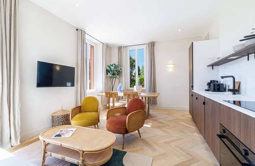 Lazaret Apartment | Renovated Apartment – Air-Conditioned – 2 En-Suite Bedrooms