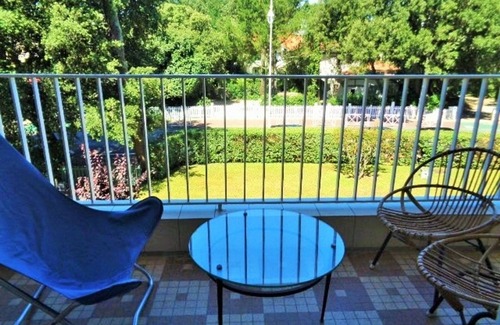 Le Moulleau Apartment | Renovated Apartment in Moulleau: 2 Bedrooms, Balcony, 200m from Beach, Parking Included