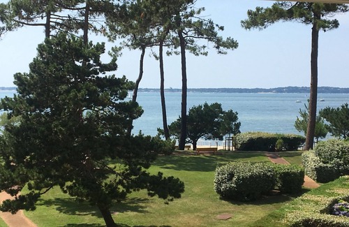 Le Moulleau Apartment | Renovated apartment in Moulleau with balcony and parking