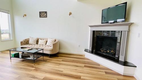 South Tacoma Apartment | Renovated Apartment -with Stunning Windows