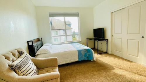 South Tacoma Apartment | Renovated Apartment -with Stunning Windows