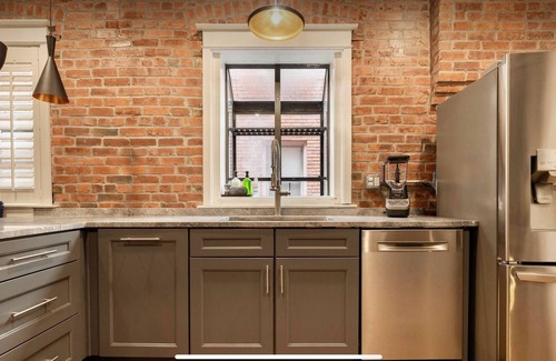 Midtown - Westport House | Renovated Art Deco retreat with porch and 2 King Beds, walk to coffee and food!