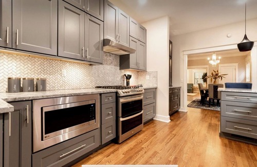Midtown - Westport House | Renovated Art Deco retreat with porch and 2 King Beds, walk to coffee and food!