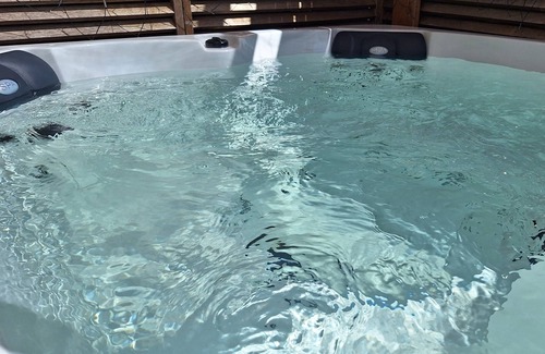 Scarborough Villa | Renovated Beach Villa with Heated Spa & Resort Style Garden only 400m the beach