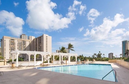 McCully - Moiliili Condo | Renovated Beachy Studio at Hawaiian Monarch | Pool