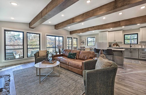 Bella Vista House | Renovated Bella Vista Retreat < 2 Mi to Golf!