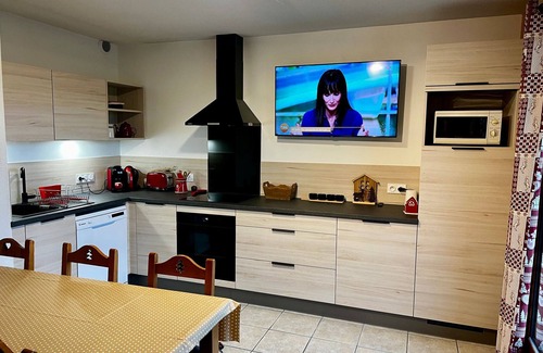 La Joue du Loup Ski Chalet | Renovated chalet for 6, Smart TV, WiFi, parking, pets allowed