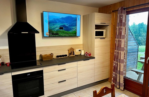 La Joue du Loup Ski Chalet | Renovated chalet for 6, Smart TV, WiFi, parking, pets allowed