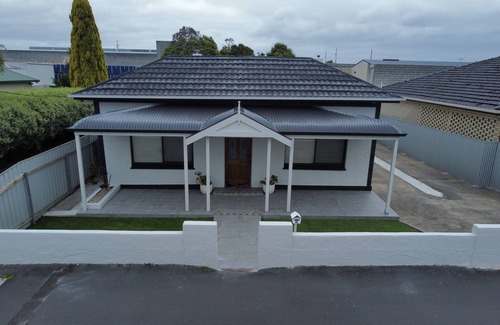 Mount Gambier House | Renovated character cottage just walking distance to all amenities