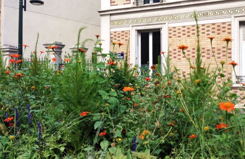 Clichy Apartment | Renovated, clean, old-world charm on Paris border; can sleep 5
