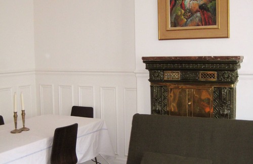 Clichy Apartment | Renovated, clean, old-world charm on Paris border; can sleep 5