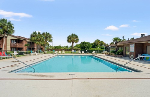 West Panama City Beach Condo | Renovated Condo Short Walk to West end Panama City Beach!! Community Pool!