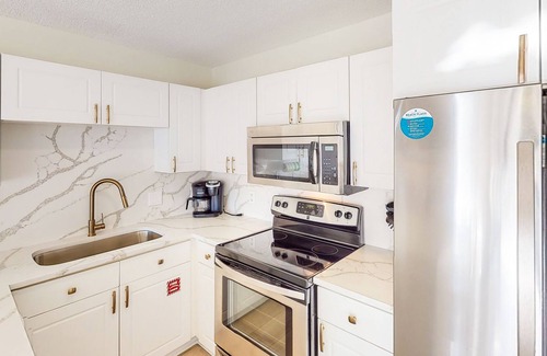 Gulf Place Condo | Renovated condo with on-site pool, hot tub, & tennis courts - easy beach access