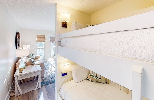 Gulf Place Condo | Renovated condo with on-site pool, hot tub, & tennis courts - easy beach access