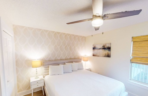 Gulf Place Condo | Renovated condo with on-site pool, hot tub, & tennis courts - easy beach access