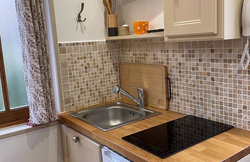 Sable-sur-Sarthe Cottage | Renovated cottage by the Sarthe river, tranquil with private parking