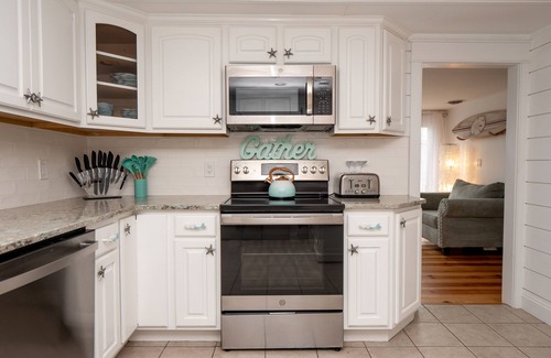 Tiverton Cottage | Renovated Cottage- steps away from the water