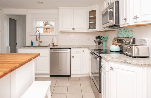 Tiverton Cottage | Renovated Cottage- steps away from the water