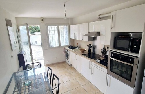 Saint-Barnabe House | Renovated cottage with courtyard, air conditioning and metro 5 min away