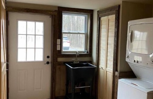 Montrose Cabin | Renovated COZY CABIN with HOT TUB and Smores Bar!