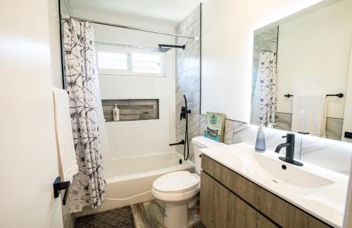 Castle Heights Apartment | Renovated Culver City Escape Walkable WFH
