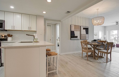 Palmetto Dunes Apartment | Renovated/Direct Ocean FT/1BR/1.5BA/Pool/Spa/Walk-in Shower/Roku Smart TVs/WiFi