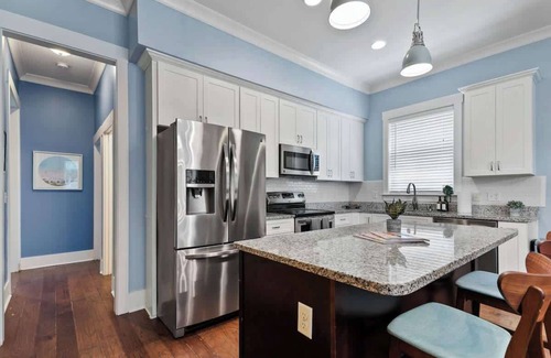 Eastside House | Renovated Dog Friendly Duplex Near Food & Fun! Fully Fenced Yard and Private Par