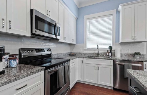 Eastside House | Renovated Dog Friendly Duplex Near Food & Fun! Fully Fenced Yard and Private Par