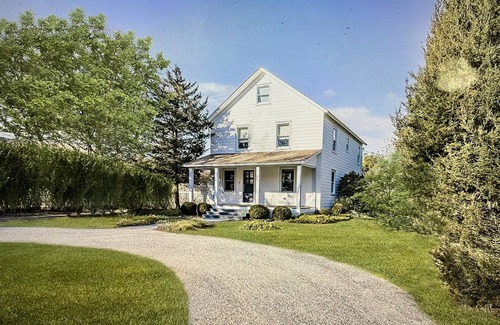 Amagansett House | Renovated Family Friendly 4 bedroom Cottage - Walk to Beach and Town